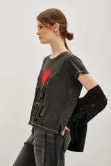 Remera de algodón color gris oscuro con efecto gastado, cuello redondo y manga corta. Estampado frontal con el texto "I ❤️ ROCK N' ROLL" en color negro y corazón rojo.