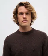 Suéter básico masculino de la marca Marfinno, confeccionado en fleece con felpa texturizado color marrón, de manga larga y cuello redondo con puños y dobladillo acanalados.