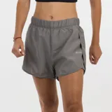 Short deportivo para mujer, color gris oscuro, con cintura elástica fruncida y aberturas laterales redondeadas en el ruedo. Presenta el logo de Diadora en material reflectante en la pierna derecha.