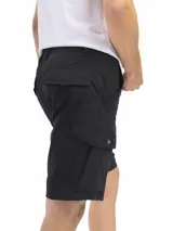 Bermuda de trekking color caqui, corte clásico, con múltiples bolsillos funcionales, incluyendo bolsillos cargo con cierre y botón. Presenta presillas para cinturón y cierre de botón y cremallera.