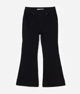 Pantalón de jean corte flare color negro, con cintura estructurada, bolsillos funcionales y recortes frontales con remaches brillantes.