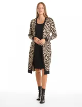 Vestido midi de tejido de punto con diseño integrado que simula un conjunto de vestido negro liso con un cárdigan largo estampado de leopardo. Posee escote redondo y mangas largas.