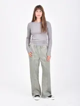 Remera de manga larga color negro, con cuello redondo y tejido de punto acanalado. De calce ajustado al cuerpo.