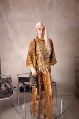 Pantalón de corte evasé confeccionado en tela de terciopelo con diseño calado y texturizado. Presenta cintura elástica con cierre para mayor ajuste y comodidad.