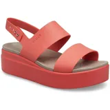 Sandalias tipo plataforma Crocs modelo Brooklyn Low Wedge, con tiras superiores en color azul marino y base de plataforma en color beige. Diseño ergonómico con tira ajustable en el talón.