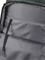 Mochila Caterpillar Barry de color negro con estampado geométrico sutil, compartimento principal amplio, bolsillo frontal con organizador y logo de la marca, compartimento acolchado para laptop, bolsillos laterales de red y correas ajustables.