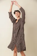 Túnica color almendra con estampado geométrico en negro, de corte oversize, con cuello camisero y mangas 3/4.