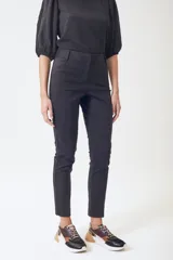 Pantalón negro de vestir, de corte recto y tiro medio.