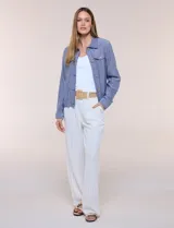 Camperita de lino y rayón de la marca Dash, color azul melange, con cuello camisero, cierre frontal de botones, mangas largas y bolsillos frontales appliqués con solapa y botón.