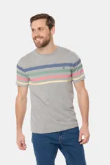 Remera de manga corta color blanco con diseño de rayas horizontales en tonos pastel en el pecho y cuello redondo.