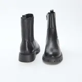 Botines negros de caña media, con elástico en los laterales y suela track.