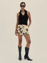 Top tejido negro con escote halter y cuello camisero.