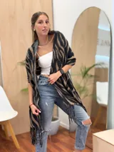Bufanda larga con estampado animal en tonos marrones y negros, con flecos en los extremos.