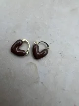 Set de aros tipo argolla con forma de corazón esmaltados en diferentes colores: marrón, blanco, lila y bordó. El cierre es de tipo clip.