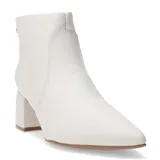 Botas de cuero color blanco, con taco cuadrado y punta fina.