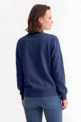 Buzo deportivo de corte clásico y escote redondo, confeccionado en tejido de algodón y poliéster. Presenta puños y ruedo acanalados, con un diseño minimalista y versátil.