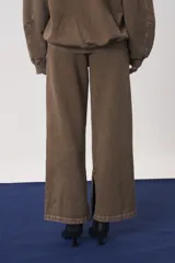 Pantalón de jogging de corte recto y holgado, confeccionado en tejido de punto con efecto lavado. Cuenta con cintura elástica y bolsillos laterales.