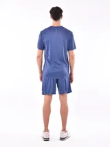 Remera negra de poliéster, corte clásico y cuello redondo.