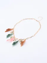 Collar corto dorado con cadena de eslabones y dijes colgantes de piedras de colores y piezas doradas.