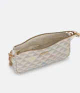 Cartera pequeña tipo bandolera con correa de cadena dorada, cierre superior con cremallera y diseño estampado de triángulos geométricos en tonos neutros con detalles en colores pastel.