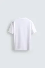 Camiseta de corte relajado confeccionada en algodón ligero, con cuello redondo y mangas cortas con bordes de acabado irregular.