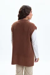 Chaleco de punto color marrón, con cuello alto y diseño sin mangas.