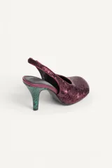 Zapato de tacón destalonado con acabado en abalorios, escote redondo y punta redonda, con tacón alto fino.