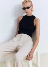 Pantalon de vestir de tiro alto con diseño recto, detalle de pinzas delanteras, cierre frontal oculto con cremallera y gancho, trabillas para cinturón, bolsillos laterales y bolsillo de ribete posterior.