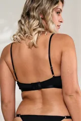 Top básico negro de algodón elastizado, con breteles elásticos regulables y broches en la espalda.