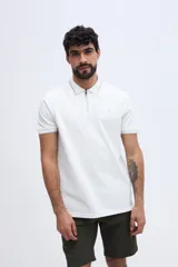 Remera polo Brooksfield modelo Calm, color azul marino, de manga corta y tejido de punto piqué de algodón. Cuenta con cuello tipo polo y cierre frontal parcial con ribetes en celeste claro que combinan con el bordado del logo de la marca en el pecho.