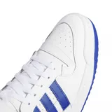 Championes de corte medio Adidas Forum Mid, color blanco con detalles en azul vibrante. Presentan el diseño clásico de la marca con las tres tiras laterales, cierre de velcro en el tobillo y suela de goma resistente.