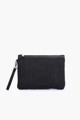 Clutch de rafia color negro, con cierre superior y tira de muñeca desmontable. Presenta una pequeña placa frontal con el logo de la marca.
