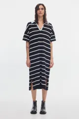 Vestido midi de punto a rayas horizontales negras y blancas, con cuello polo en contraste color celeste, escote en V y aberturas laterales en el dobladillo.