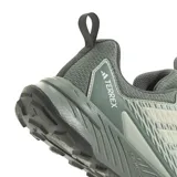 Championes de trail running Adidas Terrex Tracefinder, color verde grisáceo con detalles en blanco.