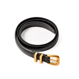 Cinto negro de cuero con hebilla dorada.