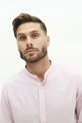 Camisa de lino con cuello mao y fit semi slim.