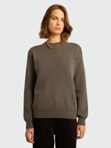 Buzo de cuello redondo color gris oscuro, con tejido acanalado vertical en el cuerpo y puños. Corte holgado.