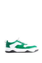 Zapatillas deportivas de cuero, combinadas en blanco y verde, con base negra.