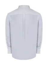 Camisa de manga larga RKF con estampado de rayas verticales finas en tonos azul y gris sobre fondo blanco. Presenta cuello button-down, cierre frontal con botones, bolsillo en el pecho con logo bordado y puños con botones.