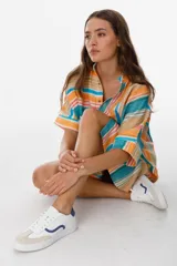 Zapatillas bajas con estampado animal print de leopardo, cordones negros y suela blanca.