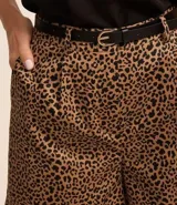 Short de sastrería con estampa de leopardo, trabillas en la cintura, cinturón estrecho con hebilla metalizada y pliegues.