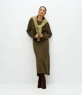 Vestido midi de punto color verde militar, de manga larga y cuello redondo.