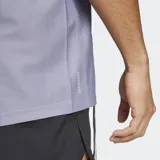 Remera de running Adidas Own The Run color lila con logo y tres tiras blancas.