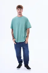 Remera de algodón con efecto lavado, cuello redondo y manga corta, de corte regular y holgado.