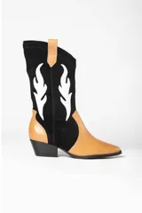 Bota estilo texana de gamuza color marrón, con diseño de apliques en forma de llamas en color crema y taco de madera.