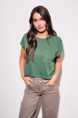 Remera verde de algodón y poliéster, de corte cropped y calce al cuerpo, con cuello redondo y bolsillo en el pecho.
