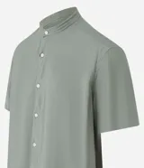 Camisa de manga corta con cuello tipo padre y cierre frontal de botones. Confeccionada en tejido texturizado de mezcla de viscosa y poliamida, con corte slim y acabado fluido.