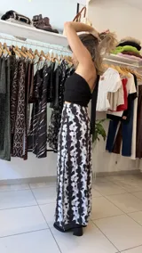 Falda larga estampada con patrón abstracto en blanco y negro, corte recto y abertura lateral.