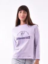 Remera de manga larga color lila, con estampado frontal de lavanda y la frase "i just wanna stay in that LAVENDER HALE".