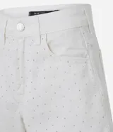 Short de mujer modelo mom de cintura alta, confeccionado en sarga de algodón. Presenta trabillas en la cintura, cierre tradicional, bolsillos y apliques de brillo.